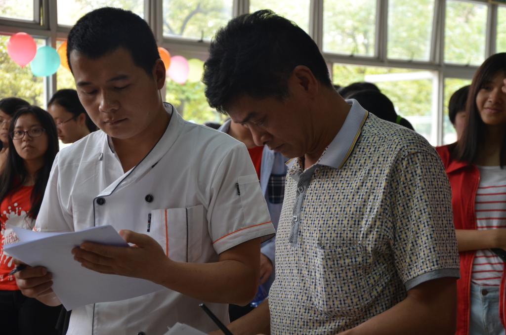 评委仔细评判